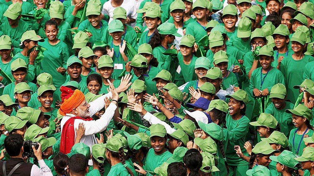 Perdana Menteri India Narendra Modi menemui anak-anak sekolah setelah menyampaikan pidato kenegaraan dalam perayaan Hari Kemerdekaan India di Red Fort, New Delhi, India, Rabu (15/8/2018).