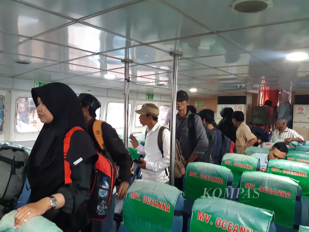 Suasana kabin penumpang Kapal Feri MV Oceanna IX rute penyeberangan Batam-Lingga saat akan bersandar di Pelabuhan Jagoh, Kecamatan Singkep, Kabupaten Lingga, Kepulauan Riau, Selasa (22/10/2019).
