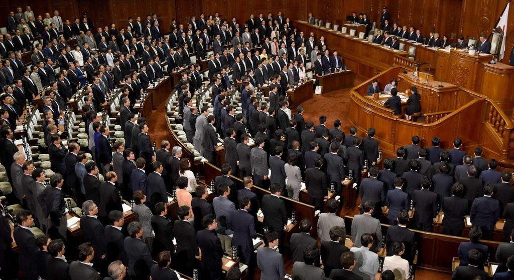 Para anggota majleis rednah parlemen Jepang, Jumat (2/6), berdiri untuk memberikan dukungan atau suara terhadap undang-undang yang memungkinkan Kaisar Akihito mengundurkan diri.