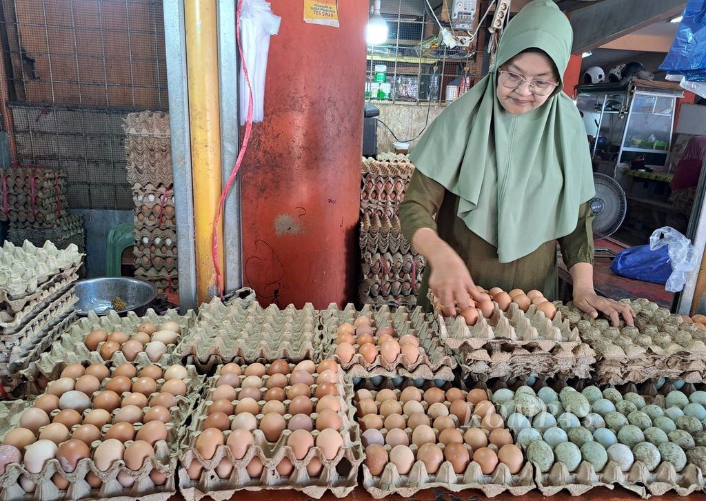 Pedagang sedang menyusun telur ayam di salah satu toko di Pasar Raya Padang, Kota Padang, Sumatera Barat, Kamis (29/2/2024). 