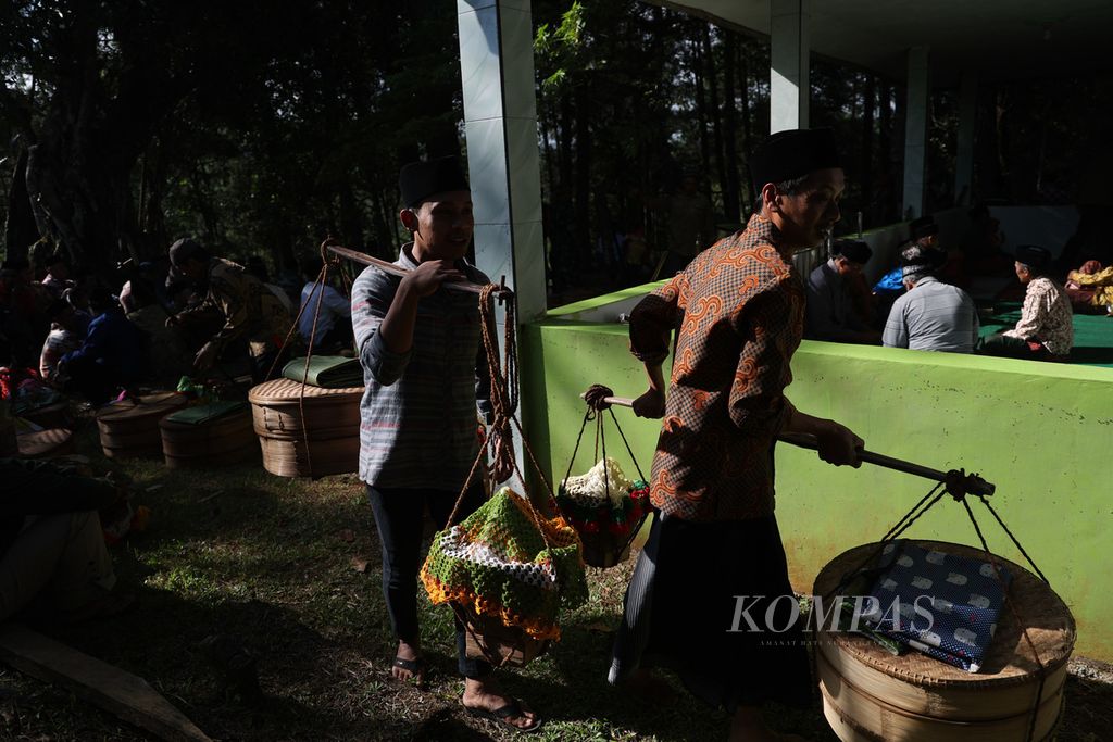 Warga mendatangi makam Kiai Kramat untuk melaksanakan tradisi sadran di Desa Tlogopucang, Kandangan, Temanggung, Jawa Tengah, Selasa (9/8/2022). 