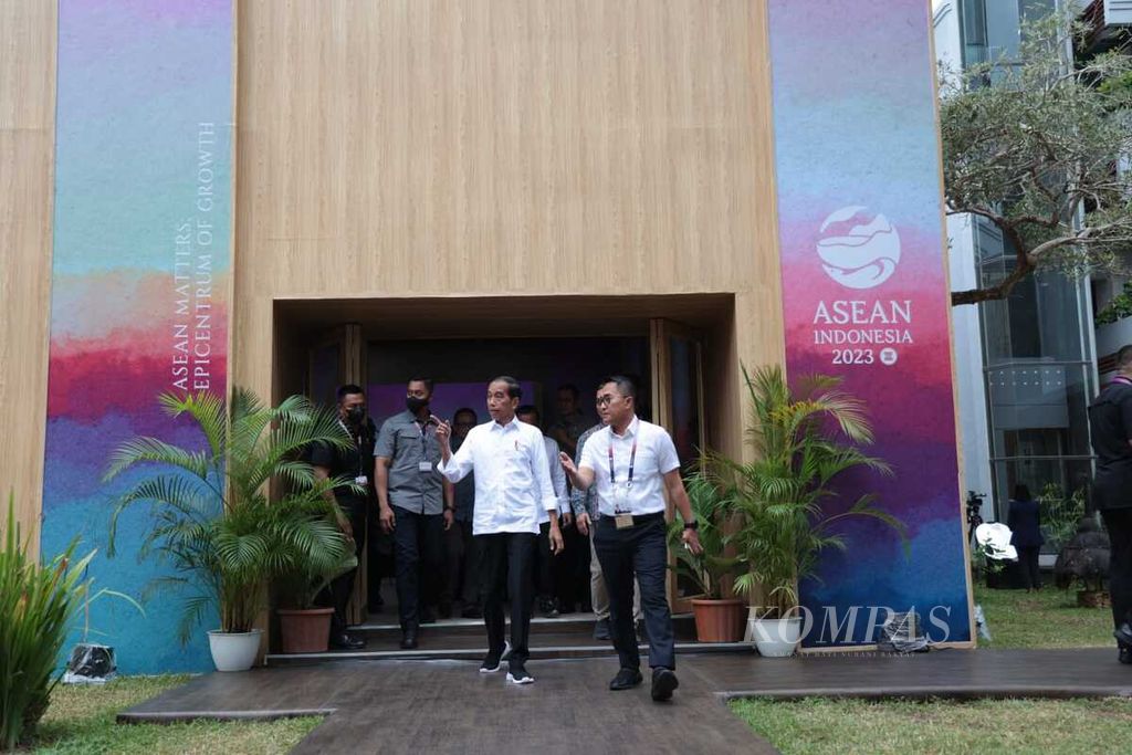 Presiden Joko Widodo meninjau pusat media Konferensi Tingkat Tinggi Ke-42 ASEAN yang berlokasi di Hotel Bintang Flores, Labuan Bajo, Kabupaten Manggarai Barat, Provinsi Nusa Tenggara Timur, Selasa (9/5/2023).