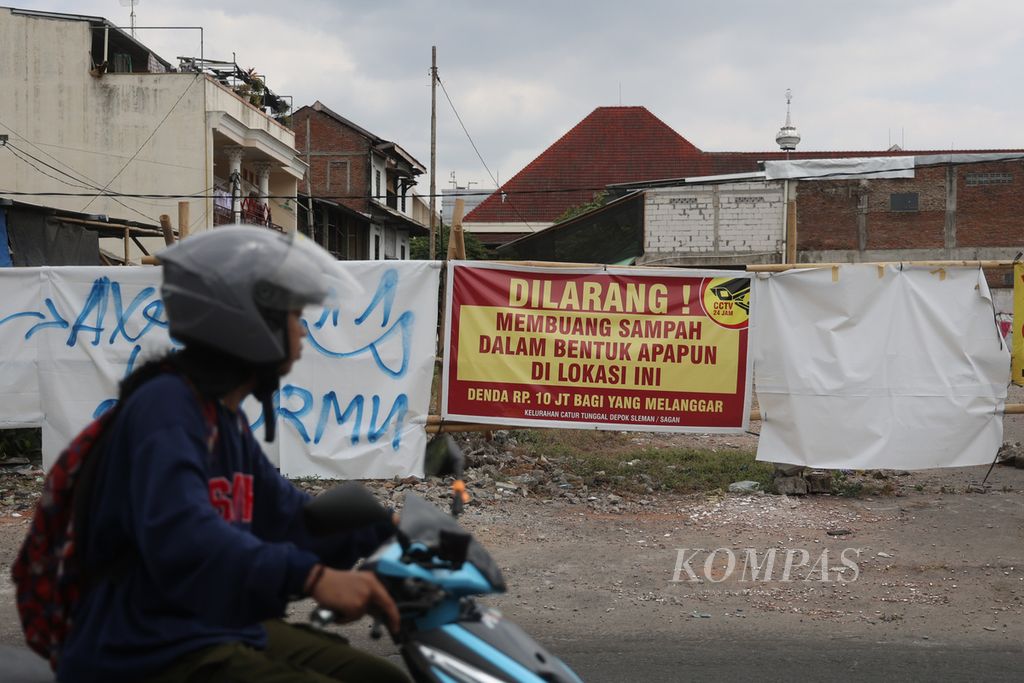 Spanduk larangan membuang sampah sembarangan di kawasan Sagan, Kelurahan Terban, Kota Yogyakarta, Rabu (6/9/2023).
