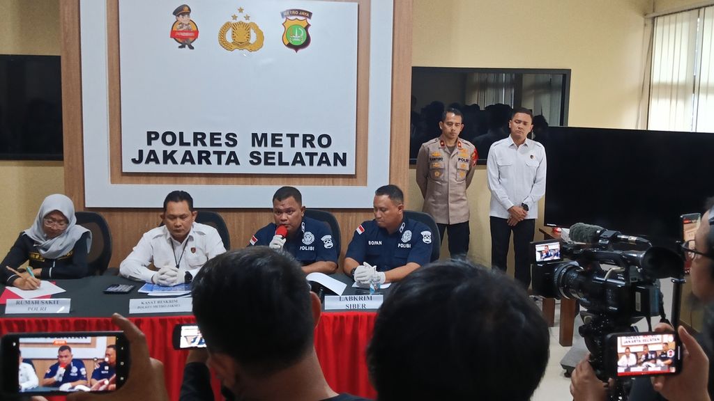 Kepala Satuan Reserse Kriminal Polres Metro Jakarta Selatan (kedua dari kiri) bersama tim penyidik dari Puslabfor Polri saat mengungkap kasus bunuh diri Brigadir Ridhal Ali Tomi, Senin (29/4/2024).