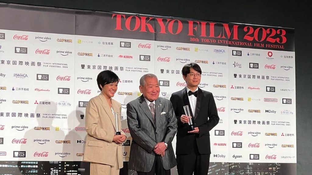 Mouly Surya (kiri) dan Gu Xiaogang  (kanan) usai menerima trofi Penghargaan Akira Kurosawa di Festival Film Internasional Tokyo, Selasa (31/10/2023) malam, di Tokyo, Jepang. Penghargaan bergengsi ini antara lain pernah diberikan kepada sutradara kelas dunia Steven Spielberg dan Alejandro Gonzalez Inarritu.