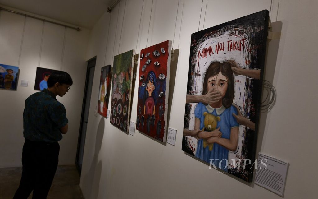"Mama Aku Takut" menjadi judul karya dari Jawla Nawa Sakinah (17) dan Kinanti Fisiantya dalam pameran Speak Up di Neha Hub, Cilandak, Jakarta Selatan, Rabu (9/8/2023). 