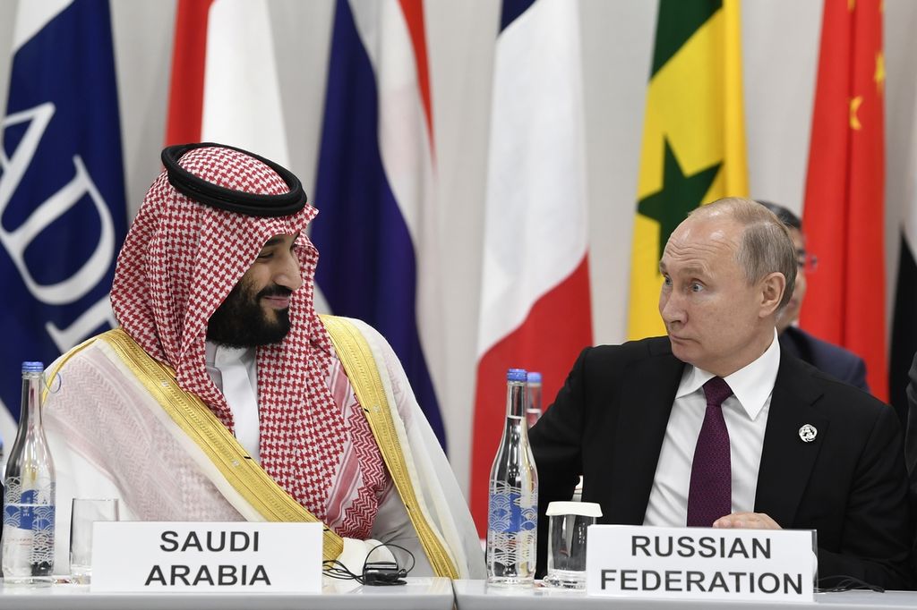 Interaksi akrab Putra Mahkota Arab Saudi Mohammed bin Salman bersama Presiden Rusia Russian Vladimir Putin terekam kamera  selama KTT G-20 summit tentang Ekonomi Digital di Osaka, Jepang pada 28 Juni 2019. 