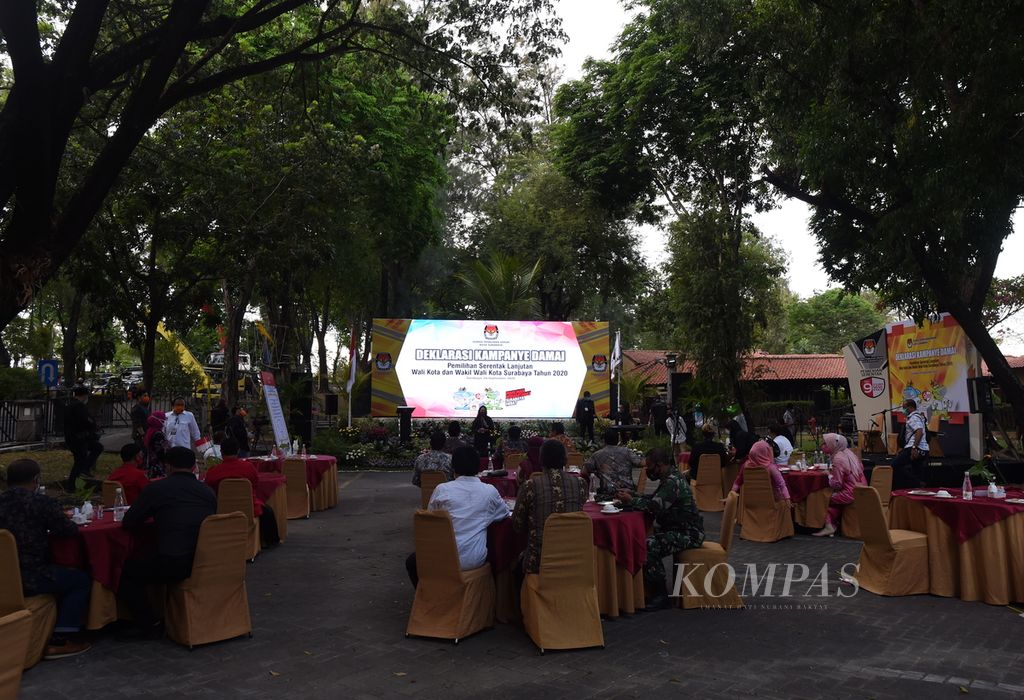 Acara Deklarasi Kampanye Damai yang diselenggarakan di ruang terbuka Hotel Singgasana, Surabaya, Jawa Timur, Sabtu (26/9/2020). Deklarasi yang diselenggarakan oleh KPU Kota Surabaya dilakukan untuk menuntut komitmen dari pasangan calon untuk tetap menjaga pemilu yang aman dan damai. 