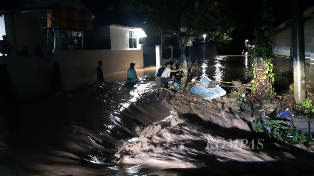 Warga menyelamatkan barang yang terbawa banjir bercampur lumpur yang menerjang wilayah Kendari, Sulawesi Tenggara, Kamis (7/3/2024) dini hari. Ribuan rumah terdampak dari banjir yang berulang ini.
