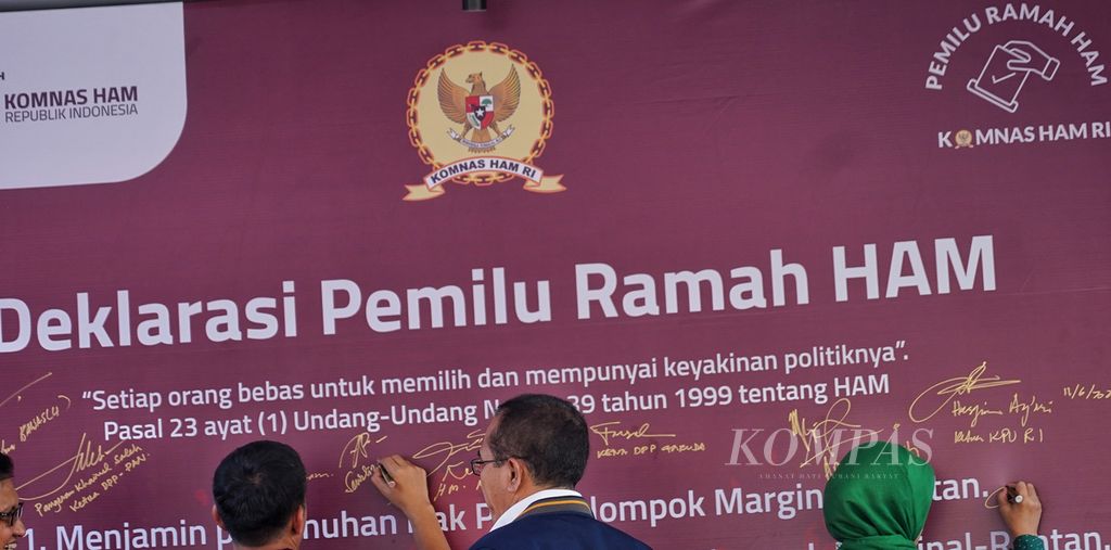 Para perwakilan parpol yang hadir menandatangani Deklarasi Pemilu Ramah HAM di Kantor Komisi Nasional Hak Asasi Manusia (Komnas HAM), Jakarta, Minggu (11/6/2023). Deklarasi yang diprakarsai Komnas HAM ini bertujuan untuk mewujudkan jaminan pemenuhan hak pilih dan akses inklusi untuk kelompok marjinal rentan pada Pemilu 2024. 