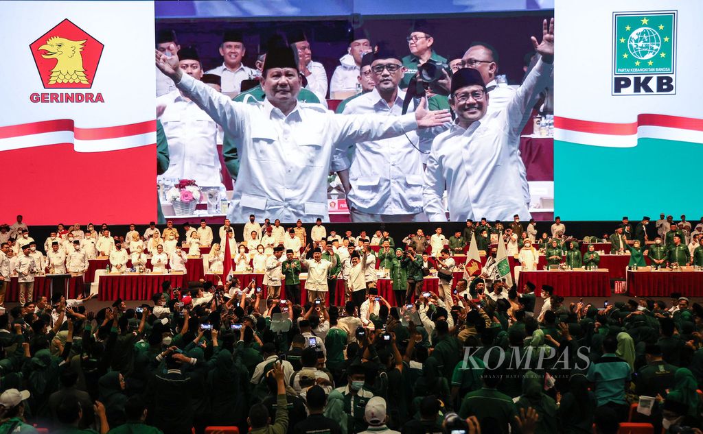 Ketua Umum Partai Gerindra Prabowo Subianto (kiri) dan Ketua Umum Partai Kebangkitan Bangsa (PKB) Muhaimin Iskandar mendeklarasikan koalisi antara Partai Gerindra dengan PKB dalam pemilu 2024 di Sentul, Bogor, Jawa Barat, Sabtu (13/8/2022). 