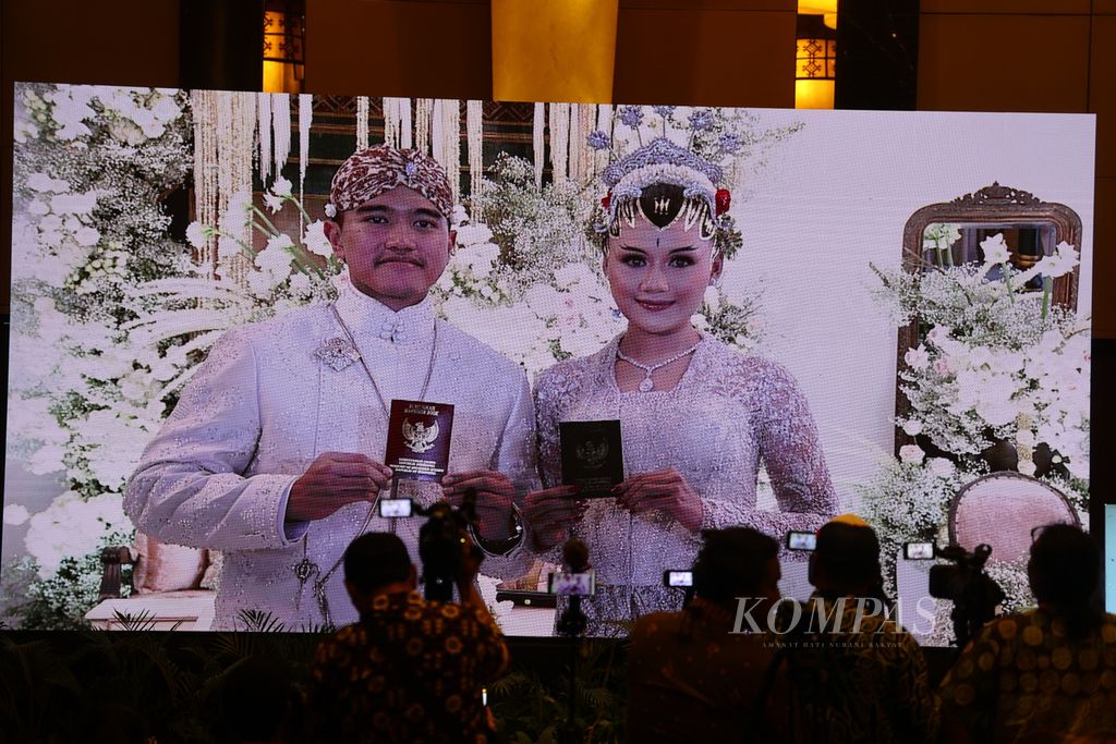 Upacara akad nikah Kaesang Pangarep dengan Erina Gudono disiarkan secara langsung di media center acara tersebut di Hotel Royal Ambarrukmo, Sleman, DI Yogyakarta, Sabtu (10/12/2022). 