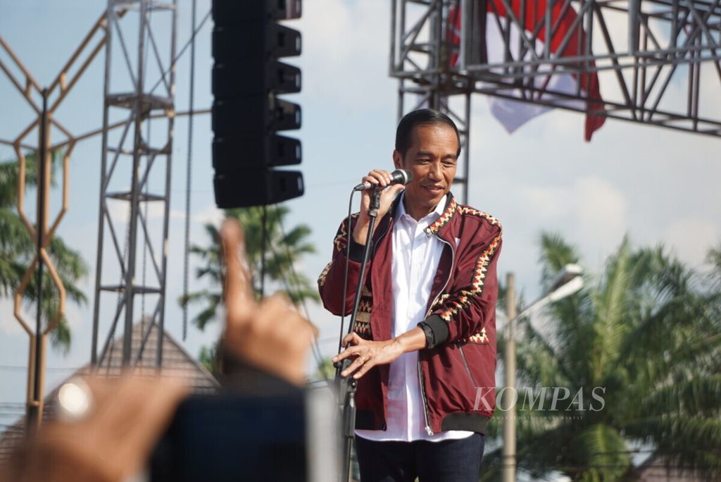 Calon Presiden petahana Joko Widodo berkampanye di hadapan para pendukungnya, Jumat (8/3/2019), di Bandar Lampung. Kata petahana telah menjadi padanan dari kata berbahasa Inggris, <i>incumbent. </i>