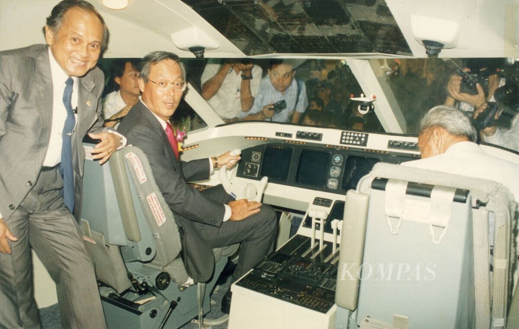 (arah jarum jam) Wakil PM Singapura, Goh Chok Tong, mencoba kenyamanan kokpit N-250 produksi IPTN yang akan digelar pada Indonesia Air Show 1996.