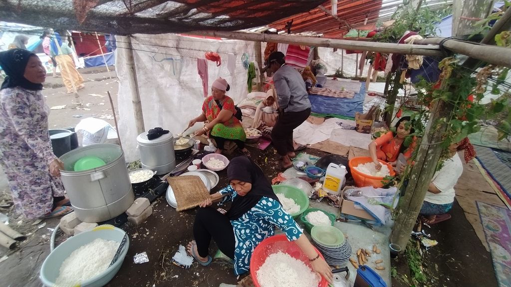 Para perempuan tengah menyiapkan hidangan bagi warga terdampak gempa di posko pengungsian Desa Pakuon, Sukaresmi, Cianjur, Jawa Barat, Sabtu (26/11/2022).