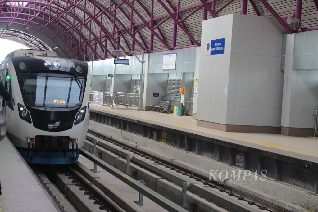 Kereta ringan (LRT) Sumsel melaju di Stasiun Polresta Palembang Senin (28/1/2019). Sejak pengoperasiannya lima bulan lalu, LRT sudah mengangkut sekitar 1 juta penumpang.
