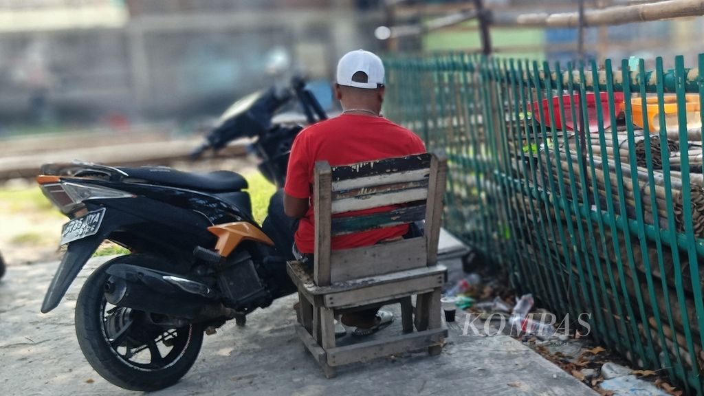 Salah satu warga di Kampung Muara Bahari, Tanjung Priok, Jakarta Utara, Sabtu (20/7/2024).