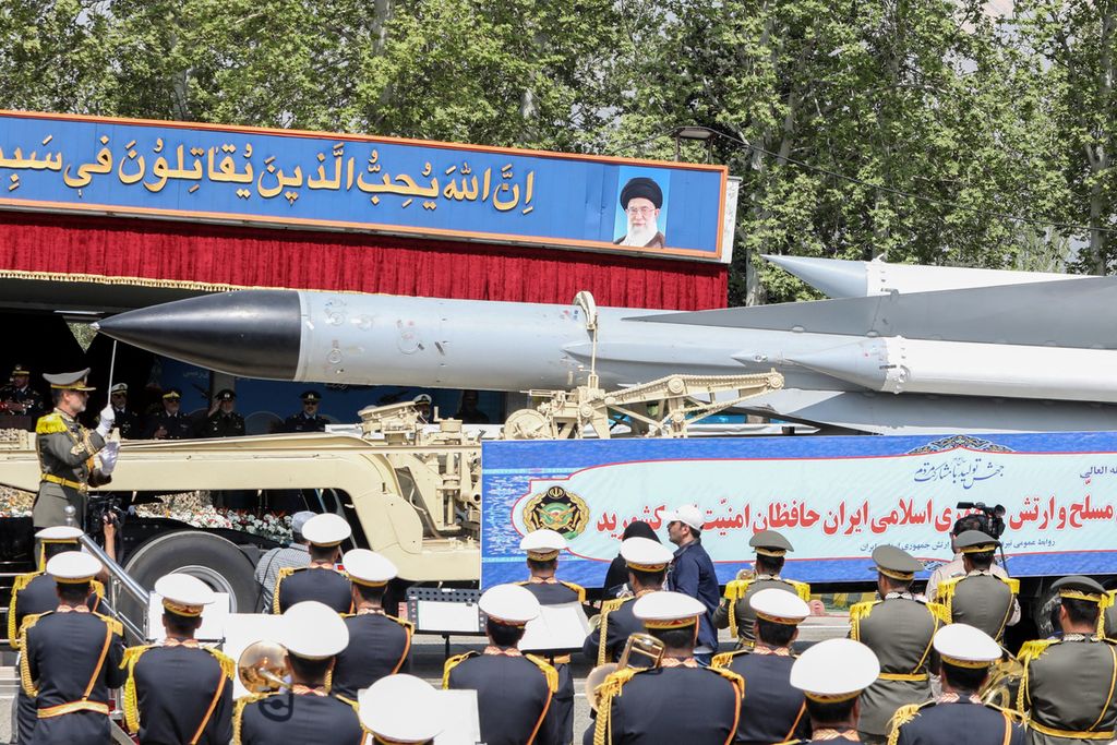 Anggota angkatan bersenjata Iran memimpin orkestra tentara saat sebuah truk membawa rudal dalam parade militer sebagai bagian dari upacara memperingati hari tentara tahunan negara itu di Teheran, Iran, 17 April 2024. 