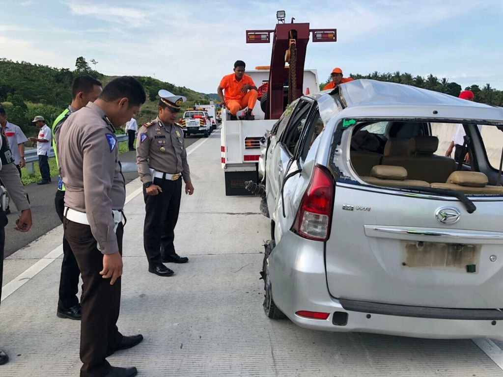 Aparat Kepolisian Polres Lampung Selatan mengevakuasi minibus yang mengalami kecelakaan tunggal di Jalan Tol Bakauheni, Sabtu (16/2/2019) pagi.