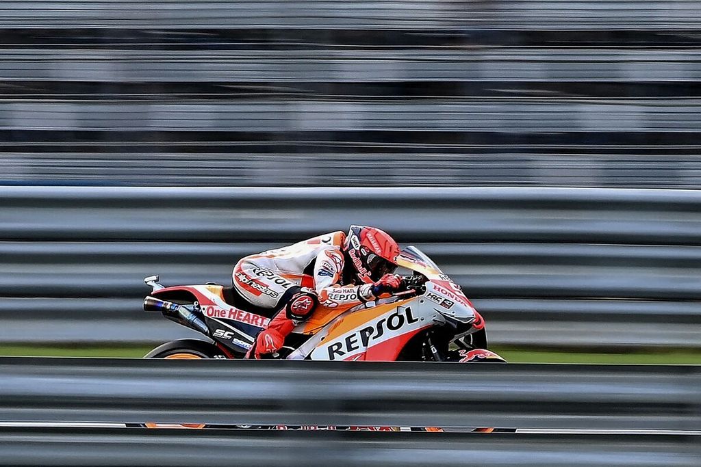 Pebalap Repsol Honda Marc Marquez beraksi saat sesi latihan bebas kedua MotoGP seri Thailand di Sirkuit Internasional Chang, Buriram, Jumat (30/9/2022). 