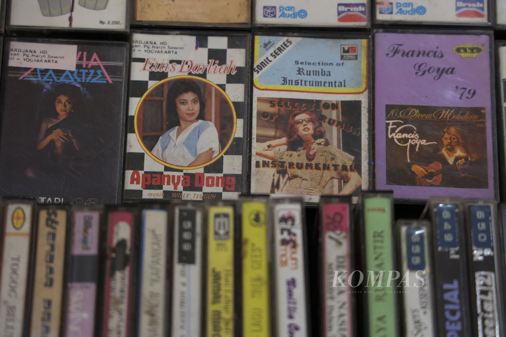 Berbagai macam kaset beserta alat pemutar dan perekamnya ditampilkan dalam pameran Cassette Reborn di Bentara Budaya Yogyakarta, Yogyakarta, Rabu (16/3/2022). 