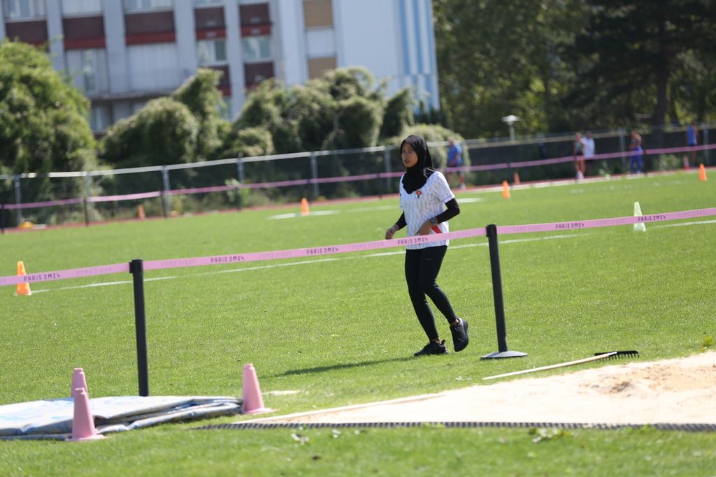 Sprinter difabel klasifikasi T42, Karisma Evi Tiarani, berlatih di lapangan latihan yang terletak di Ville De Saint-Ouen, Paris, Perancis, Sabtu (24/8/2024). Karisma tengah berlatih untuk persiapan tampil di Paralimpiade Paris 2024.