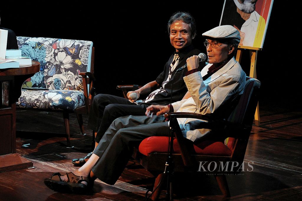 Joko Pinurbo dan Sapardi Djoko Damono saat berbincang tentang sastra di Taman Ismail Marzuki dan ditonton ratusan anak muda pada Mei 2016.