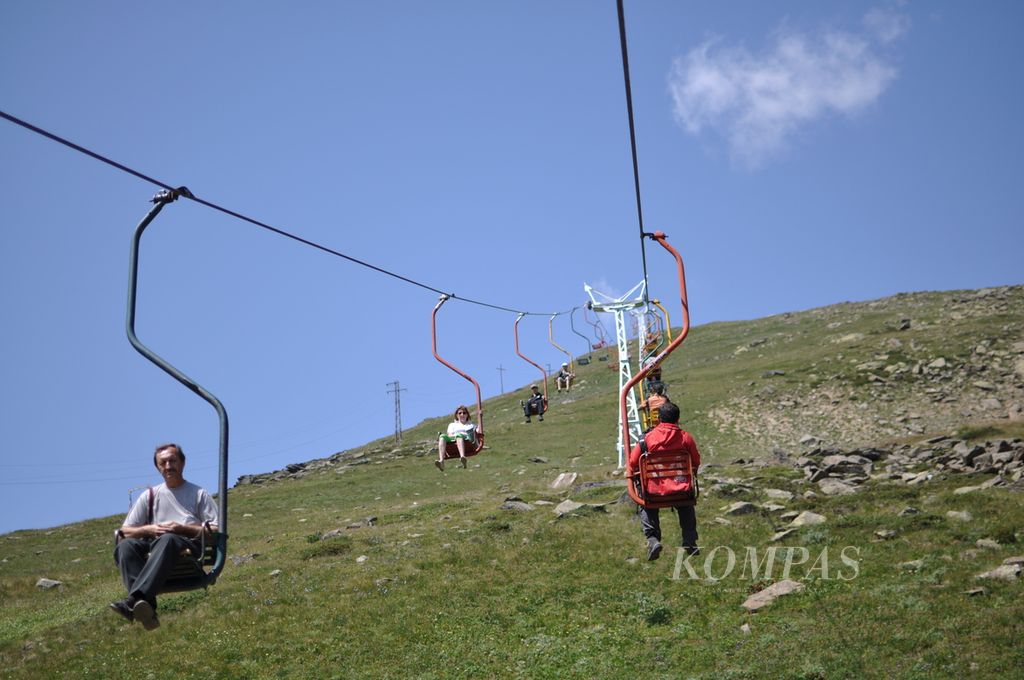 Pemotretan pada 10 Agustus 2010 ketika mendampingi Tim Ekspedisi Tujuh Puncak Dunia dari Wanadri persiapan pendakian Gunung Elbrus, puncak tertinggi Eropa di Rusia. Persiapan dengan merasakan pendakian atau aklimatisasi ke perbukitan Cheget di selatan Elbrus di Negara Bagian Kabardino-Balkaria. Pendakian ke Cheget memanfaatkan sarana transportasi kursi gantung.