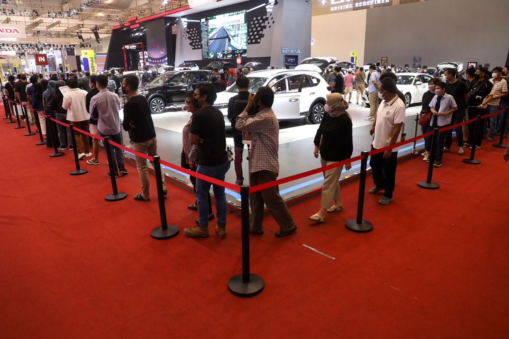 Pengunjung antre masuk ke gerai Honda pada hari terakhir pameran otomotif Gaikindo Indonesia International Auto Show (GIIAS) 2021 di ICE BSD, Tangerang, Banten, Minggu (21/11/2021). Dipamerkannya mobil baru ataupun mobil yang disegarkan (<i>facelift</i>) oleh pabrikan mobil menjadi daya tarik tersendiri masyarakat untuk datang ke pameran. 