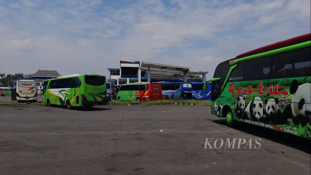 Sejumlah bus terparkir di dalam area Terminal Bus Arjosari, Kota Malang, Jawa Timur, Rabu (13/4/2022). Memasuki 10 hari yang kedua bulan Ramadhan, belum terlihat lonjakan penumpang di terminal ini. Jumlah penumpang masih sama dengan hari biasa, masih pada kisaran 600-700 orang per hari, baik berangkat maupun datang.
