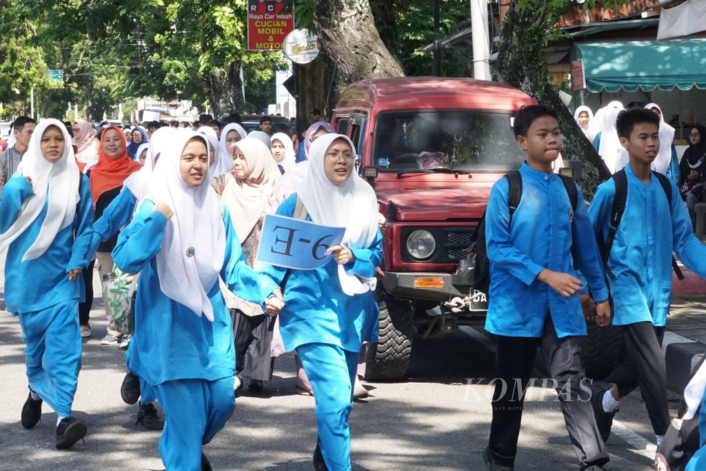 Siswa SMP 1 Kota Padang mengikuti simulasi evakuasi mandiri bencana gempa M 8,9 dan tsunami dalam puncak peringatan Hari Kesiapsiagaan Nasional di Kota Padang, Sumatera Barat, Jumat (26/4/2024). 