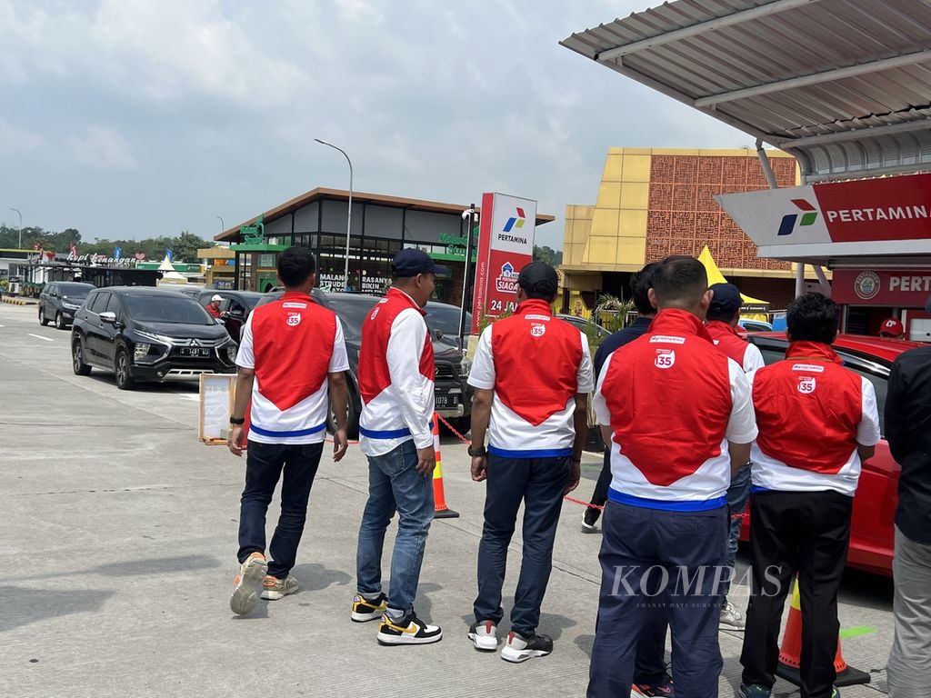 Rombongan dari Pertamina melakukan kunjungan di Rest Area Km 66 Malang-Surabaya, Senin (17/4/2023).