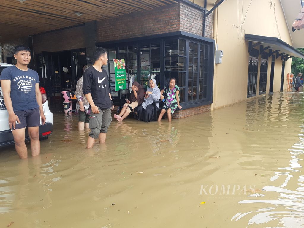 Banjir merendam permukiman pendudukan di Kelurahan Pahlawan, Kecamatan Kemuning, Palembang, Sumatera Selatan, Sabtu (25/12/2021). Banjir disebabkan meningkatnya intensitas curah hujan dan pasangnya air sungai.