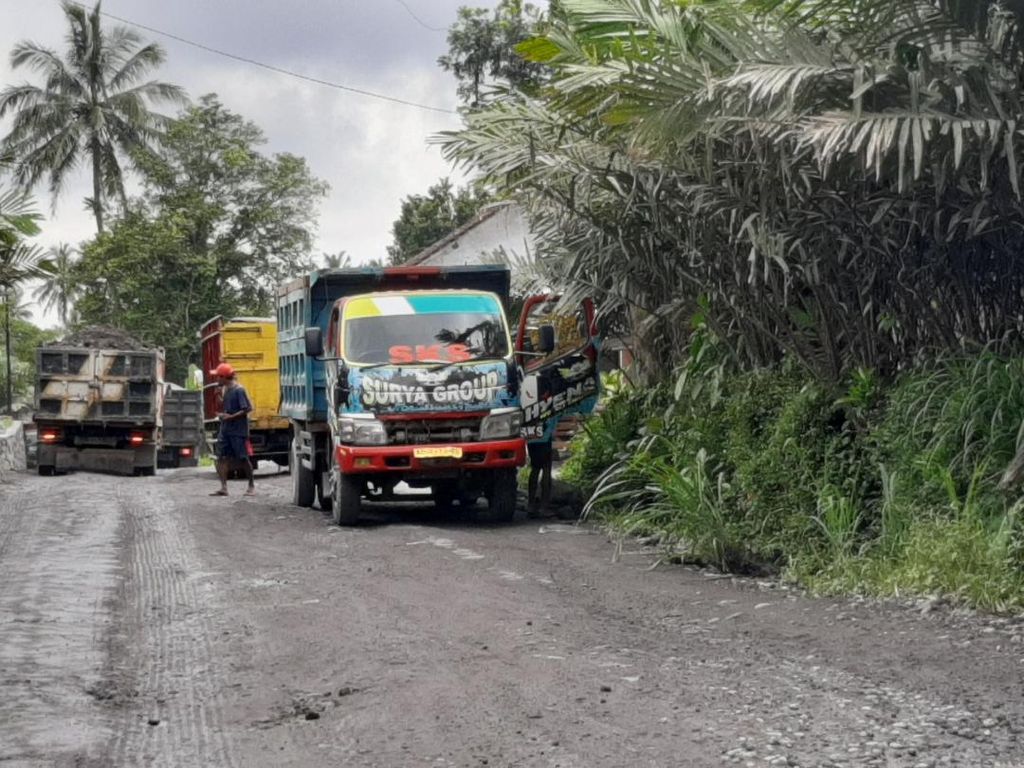 Sejumlah truk pasir tampak melintasi jalan di Desa Kamongan, Kecamatan Srumbung, Kabupaten Magelang, Jawa Tengah, Kamis (10/3/2022).