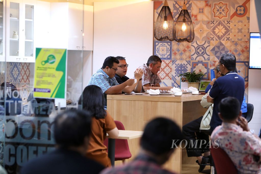 Eksekutif <i>start up</i> Indonesia berbicara mengenai masa depan <i>start up </i>Indonesia dalam acara Ngeteh Sore Bersama Kompas di Menara Kompas, Jakarta, Selasa (21/1/2020). Narasumber dalam acara tersebut CEP DailySocial.id Rama Mamuaya, Co-founder Tokopedia Leontinus Alpha Edison, dan CEO Telkomsel Mitra Inovasi Andi Kristianto (kiri ke kanan).