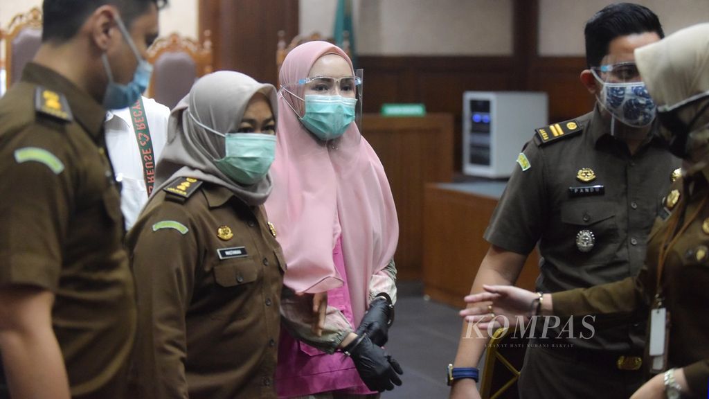 Officers prepare to take Prosecutor Pinangki Sirna Malasari out of the courtroom after undergoing an indictment trial at the Corruption Court (Tipikor) at the Central Jakarta District Court (PN), on Wednesday (23/9/2020).