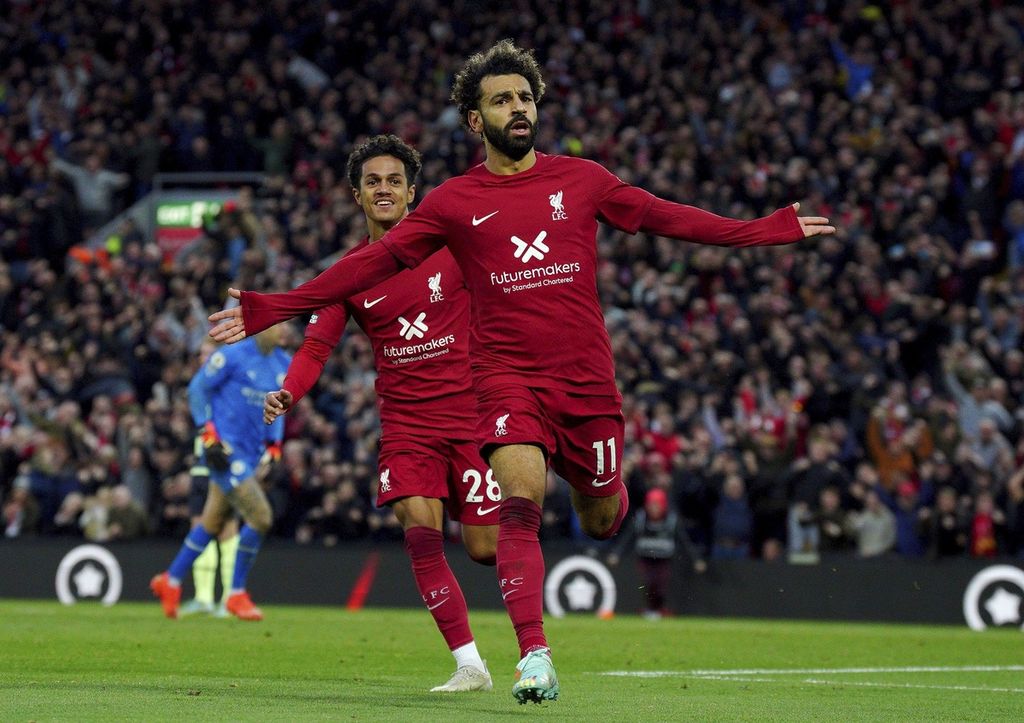 Penyerang Liverpool, Mohamed Salah, merayakan golnya ke gawang Manchester City pada laga Liga Inggris, Minggu (16/20/2022) di Stadion Anfield, Liverpool. Pada laga itu, Liverpool menang 1-0. 