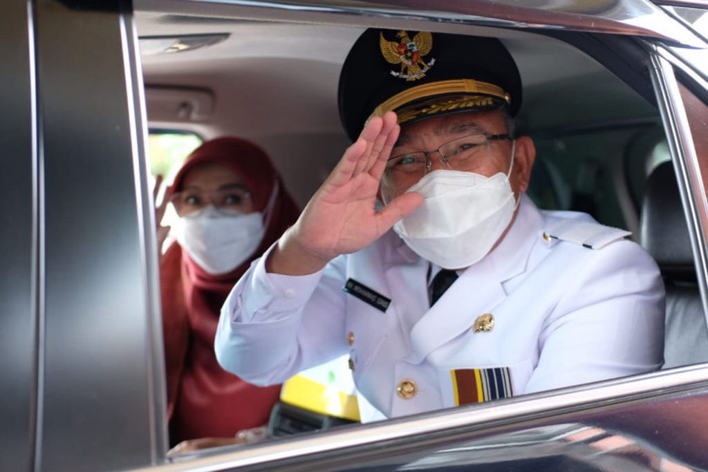 Mohammad Idris bersama istri tiba di Gedung Merdeka untuk mengikuti pelantikkannya sebagai Wali Kota Depok periode 2021-2024 oleh Gubernur Jawa Barat Ridwan Kamil di Gedung Merdeka Bandung pada Jumat (27/02/2021)