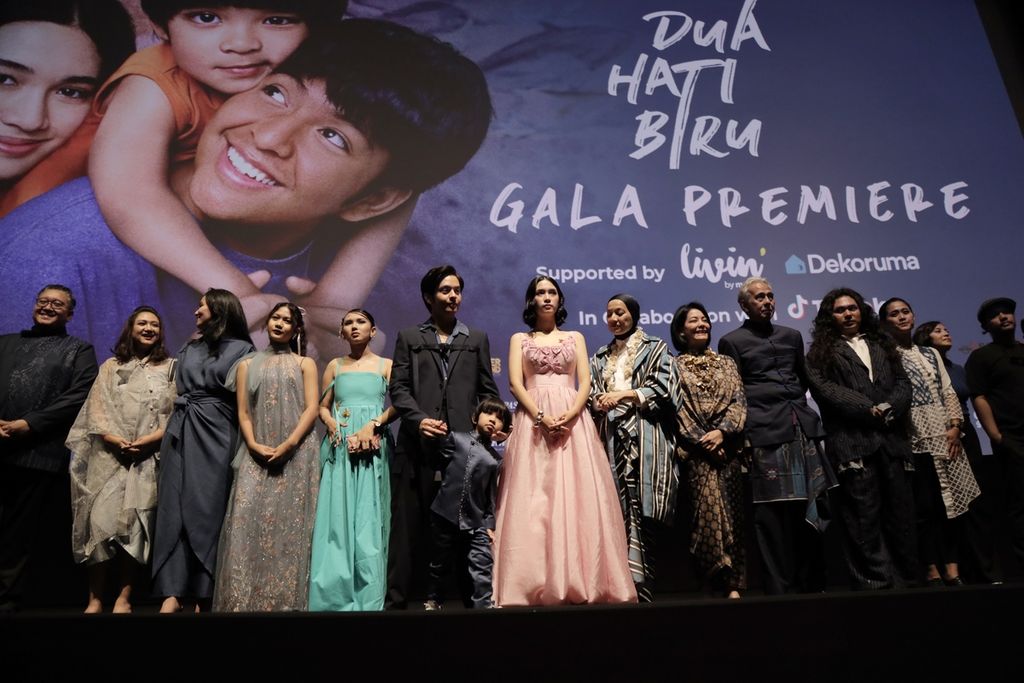 Jajaran sutradara, produser, dan pemain <i>Dua Hati Biru</i> berfoto seusai pemutaran perdana di Epicentrum XXI, Jakarta, Kamis (4/4/2024).