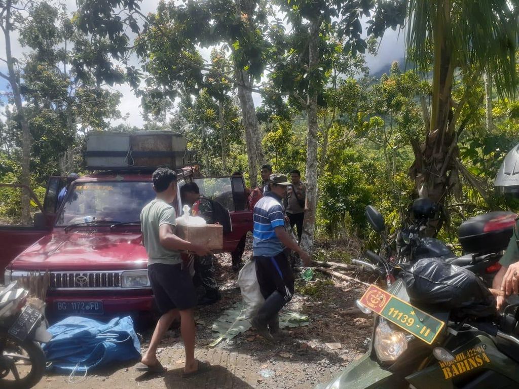 Polsek Balik Bukit menyelidiki kasus tewasnya seorang warga akibat tersengat listrik yang berasal dari jerat babi hutan yang dipasang di kebun warga di Kecamatan Lumbok Seminggu, Kabupaten Lampung Barat, Lampung, Rabu (24/4/2024). 