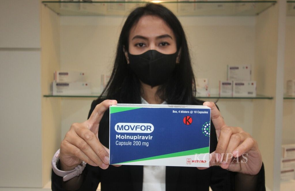 Karyawan PT Amarox Pharma Global memperlihatkan contoh obat antivirus Covid-19, molnupiravir, di Cikarang, Kabupaten Bekasi, Jumat (14/1/2022).