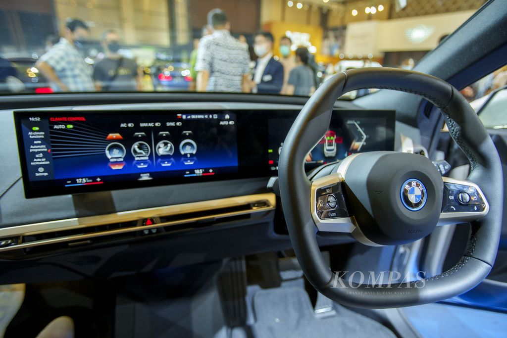 Panel kemudi mobil listrik premium BMW iX versi Indonesia yang dipajang di pameran otomotif GIIAS 2022 di Indonesia Convention Exhibition (ICE) BSD City, Tangerang, Banten. 