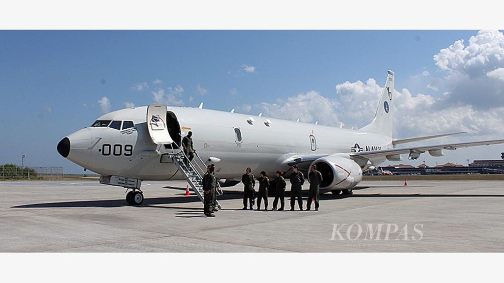 Pesawat maritim multimisi P-8A Poseidon milik Angkatan Laut AS bersama pilot dan awak pesawat bersiap terbang dari Bandar Udara Internasional Ngurah Rai, Kabupaten Badung, Bali, Selasa (8/5/2018). 