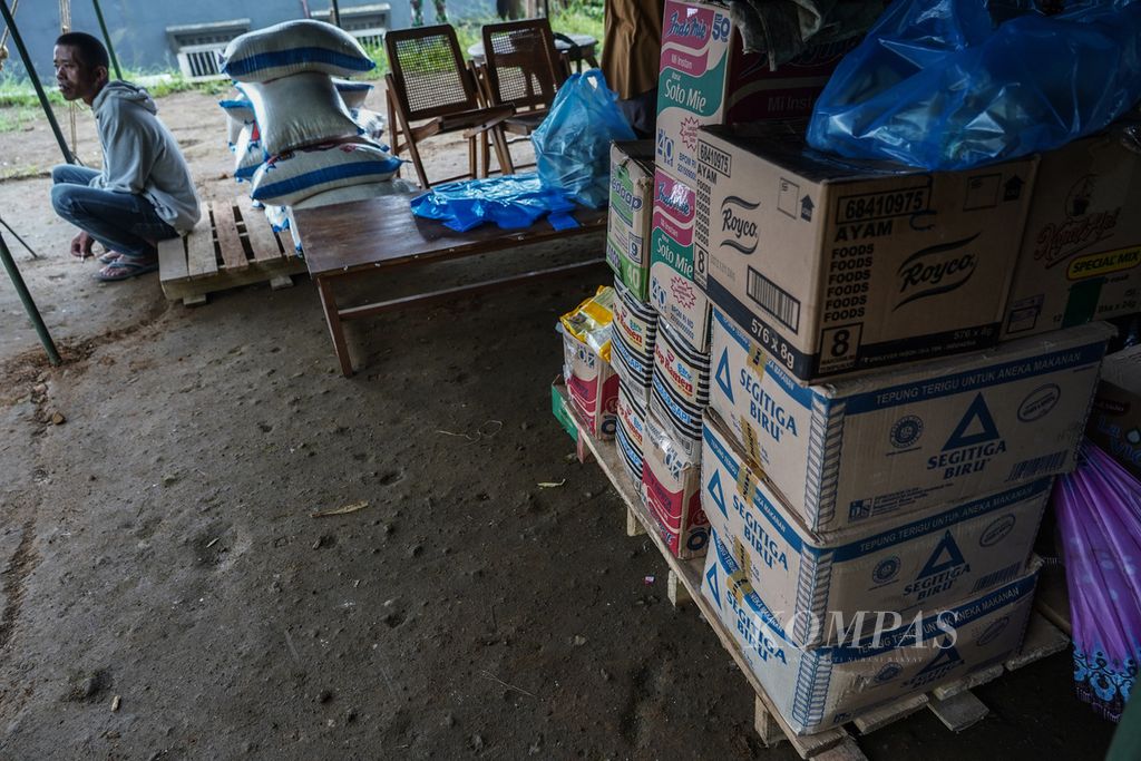 Bantuan logistik penyaluran donasi pembaca harian <i>Kompas </i>melalui Dana Kemanusiaan Kompas di dapur umum Kostrad TNI AD di Ciherang, Pacet, Kabupaten Cianjur, Jawa Barat, Kamis ( 24/11/2022). 