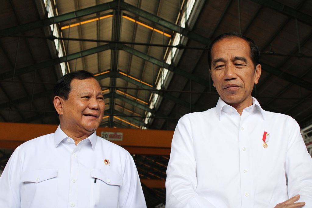 Presiden Joko Widodo bersama Menteri Pertahanan Prabowo Subianto mengunjungi PT Pindad, Kota Bandung, Jawa Barat, Selasa (19/9/2023). 
