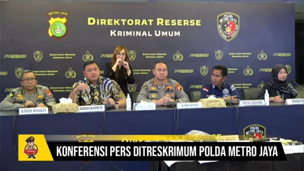 Konferensi pers terkait kasus penembakan oleh Mustopa di Kantor Majelis Ulama Indonesia yang melukai dua orang, di Polda Metro Jaya, Jakarta, Jumat (5/5/2023).
