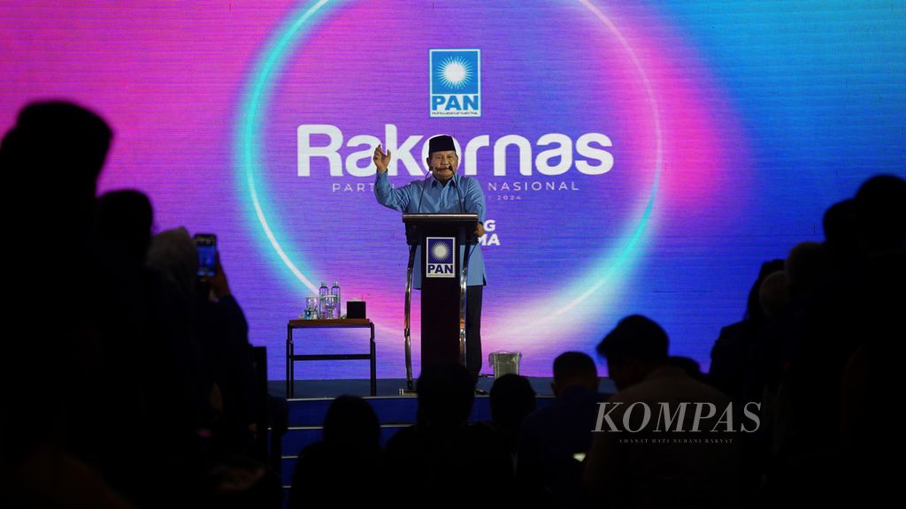 Presiden Terpilih Pilpres 2024 Prabowo Subianto menyampaikan pidatonya dalam acara pembukaan Rapat Koordinasi Nasional Partai Amanat Nasional (PAN) di Hotel JS Luwansa, Kuningan, Jakarta, Kamis (9/5/2024). Kehadiran Prabowo Subianto ini disambut para perwakilan kader PAN dari seluruh Indonesia yang mengikuti acara ini. 