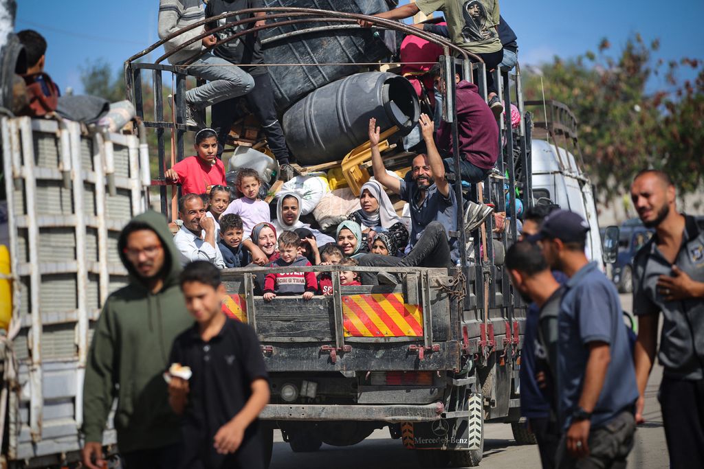 Pengungsi Palestina meninggalkan Rafah dengan membawa barang-barang mereka ke daerah yang lebih aman di Jalur Gaza selatan, Selasa (7/5/2024).