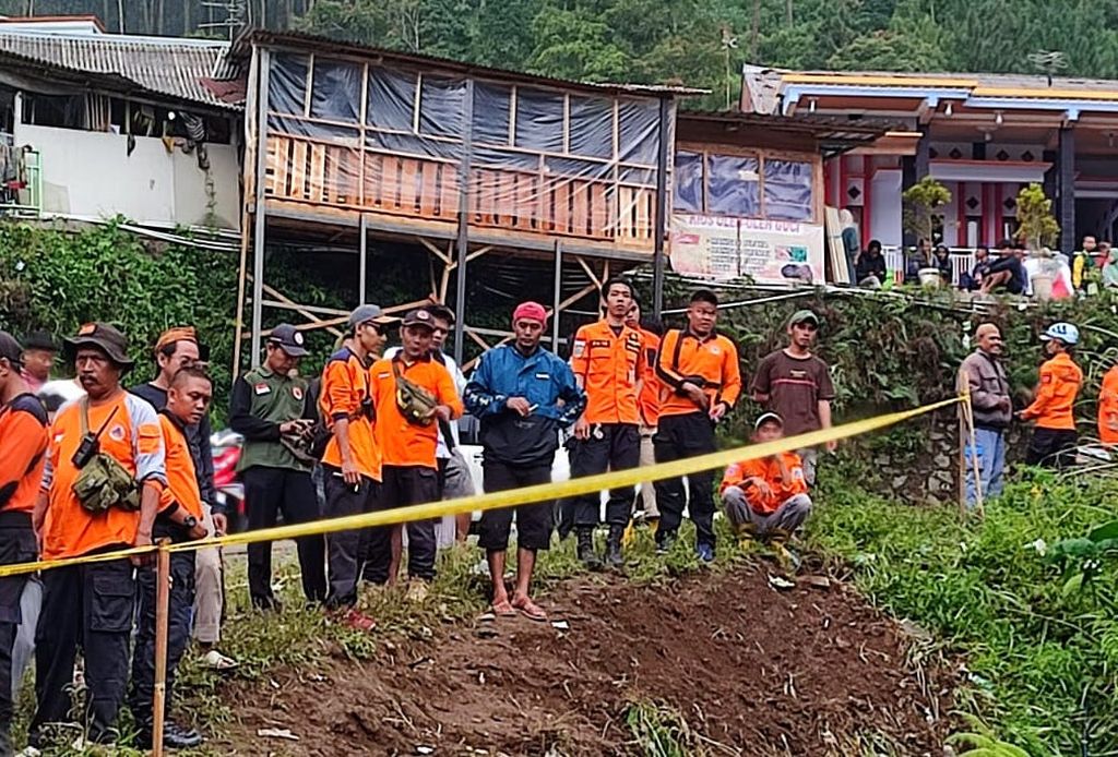 Garis polisi terpasang di sekitar lokasi kecelakaan bus pariwisata di kawasan Guci, Kecamatan Bumijawa, Kabupaten Tegal, Jawa Tengah, Minggu (7/5/2023). Dalam kejadian itu, satu orang meninggal dan puluhan lainnya luka-luka. Mereka adalah rombongan ziarah dari Tangerang Selatan, Banten.