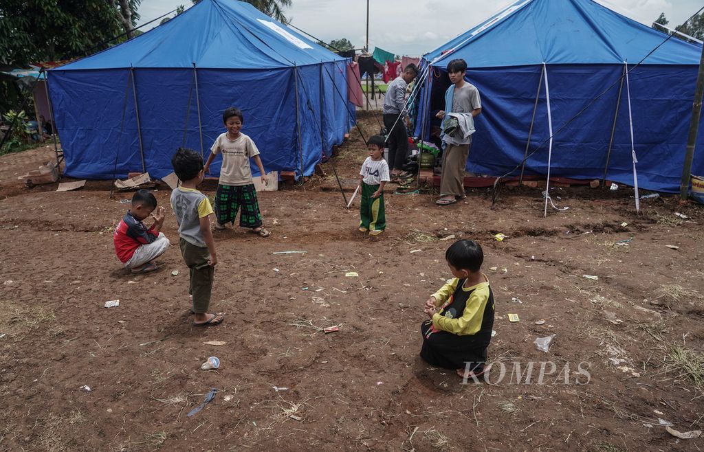  A number of refugee children play with their peers around the earthquake evacuation tents in Gintung Village, Mangunkerta Village, Cugenang, Cianjur Regency, West Java, Friday (11/25/2022).